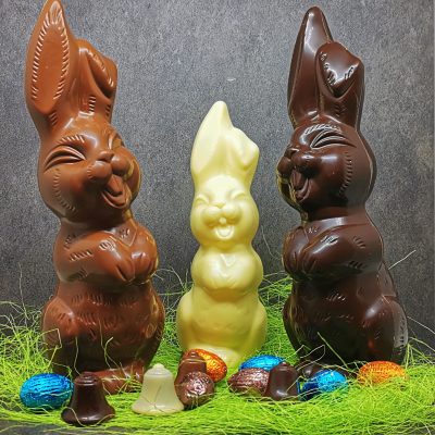 Lapin de Pâques en chocolat noir, lait, blanc